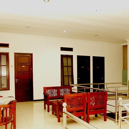 Oyo 350 D' Maktab Homestay Syariah Malang Kültér fotó